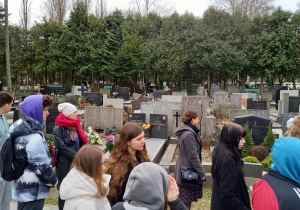 uczniowie na Wosjskowym Cmentarzu Powązkowskim